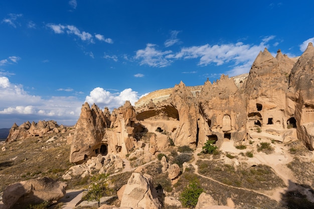 Photo gratuit ville troglodyte dans la vallée de zelve, cappadoce en turquie.