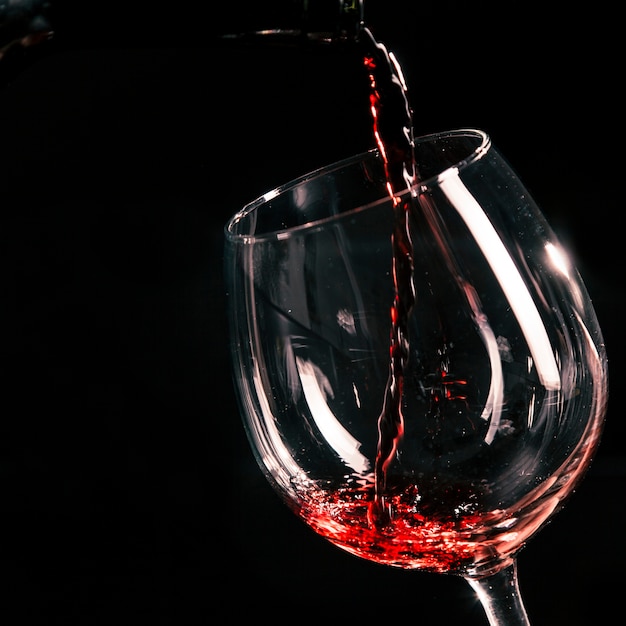 Photo gratuite vin de close-up verser dans le verre