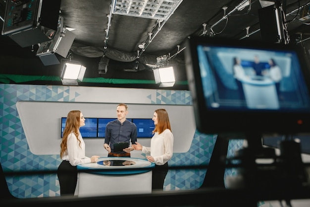 Photo gratuite viseur de caméra vidéo - émission d'enregistrement dans un studio de télévision - mise au point sur la caméra.