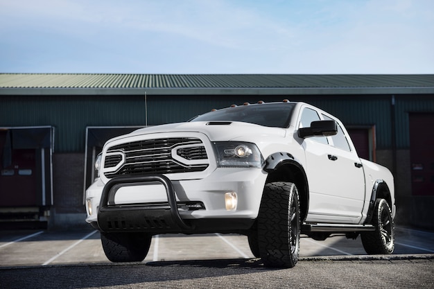 Voiture moderne blanche à faible angle à l'extérieur