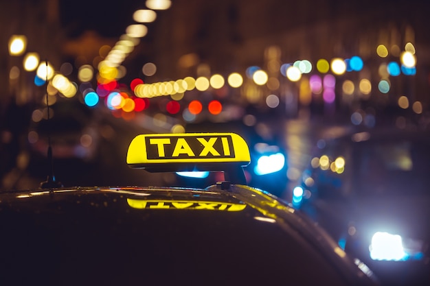 Photo gratuit voiture de taxi sur les lumières bokeh