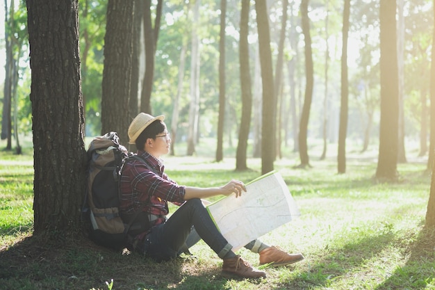 Photo gratuit voyageur avec sac à dos relaxant en plein air.