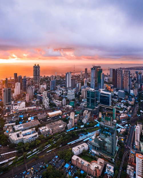 Photo gratuite vue aérienne du centre-ville de mumbai pendant le coucher du soleil