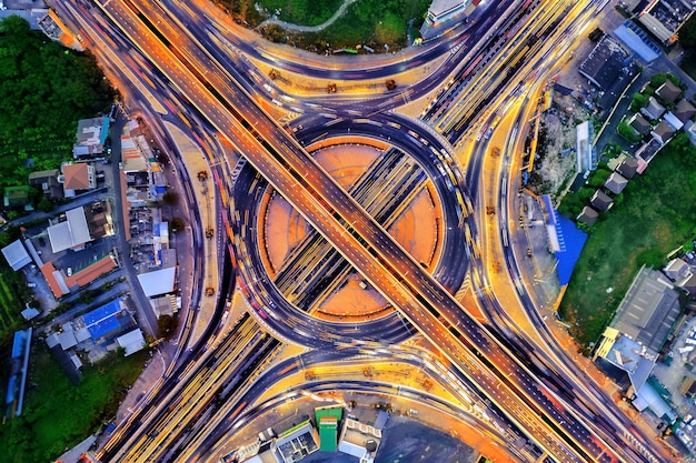 Photo gratuit vue aérienne du trafic au rond-point et autoroute pendant la nuit.