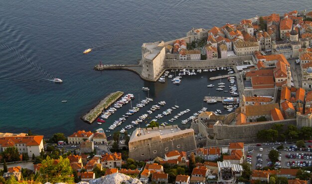 Vue aérienne de la montagne Srđ en Dalmatie, Croatie avec ses jolies maisons orange et ses rues animées