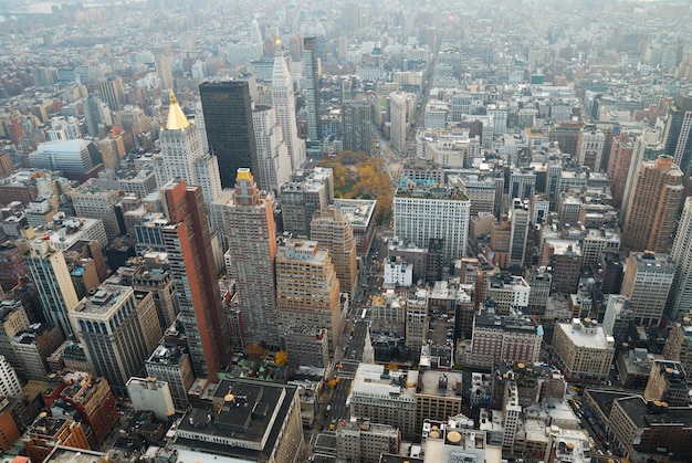 Photo gratuite vue aérienne de new york city manhattan skyline avec rue et gratte-ciel au coucher du soleil.