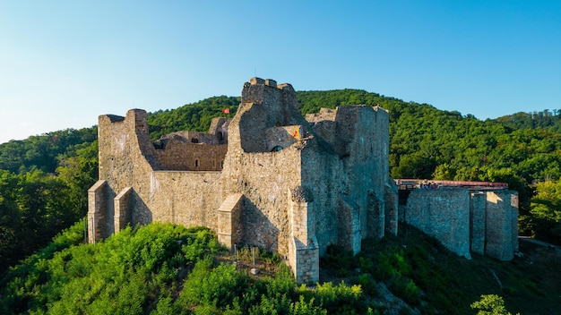 Photo gratuite vue aérienne par drone de la citadelle de neamt à targu neamt roumanie