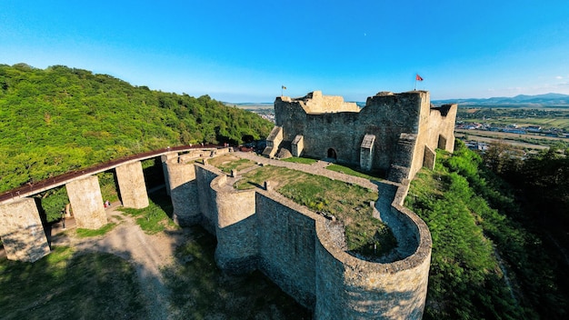 Photo gratuite vue aérienne par drone de la citadelle de neamt à targu neamt roumanie