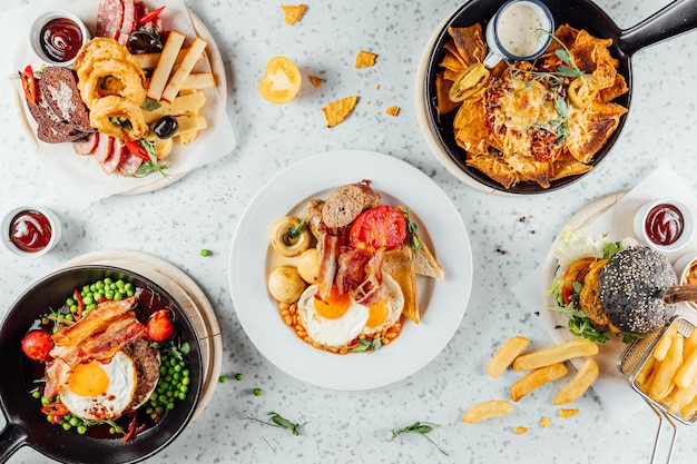 Photo gratuite vue aérienne d'une variété de restauration rapide, de viande et de collations