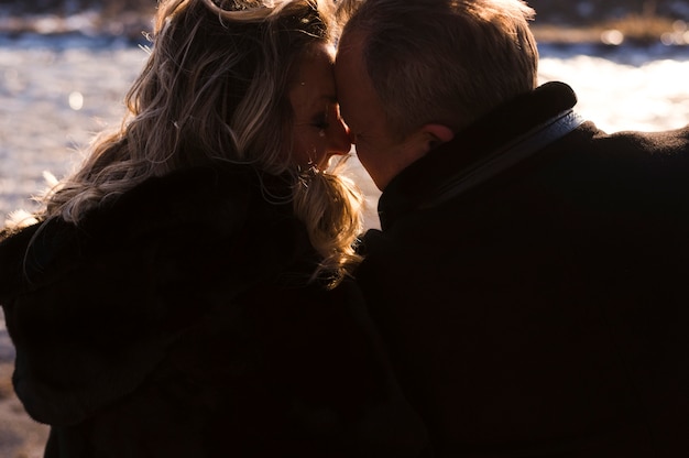 Photo gratuite vue arrière du couple de personnes âgées affectueux