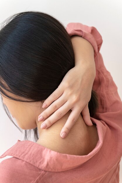 Photo gratuite vue arrière d'une femme mettant ses cheveux longs