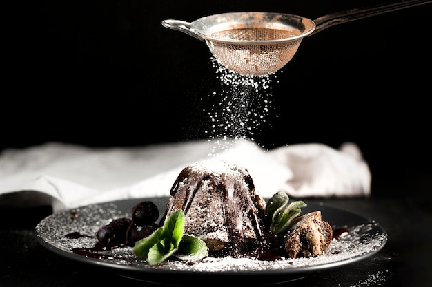 Photo gratuite vue avant du gâteau au chocolat avec du sucre en poudre