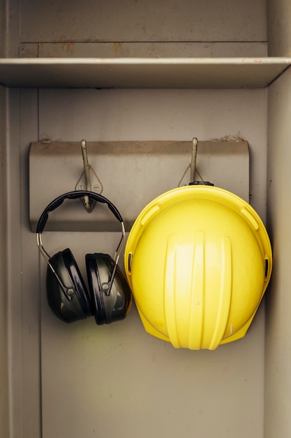 Photo gratuite vue avant des écouteurs et casque suspendu dans un placard