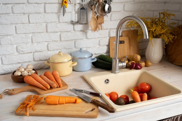 Photo gratuite vue des carottes dans la cuisine avec d'autres légumes