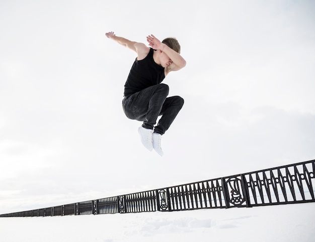 Photo gratuite vue côté, de, danseur mâle, poser, dans air