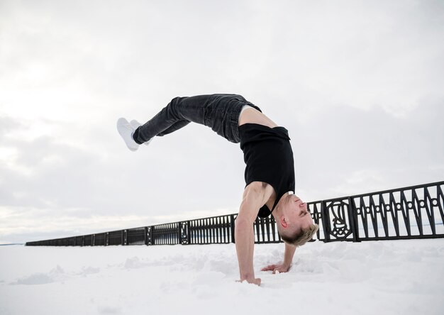 Photo gratuite vue côté, de, homme, danse, dehors