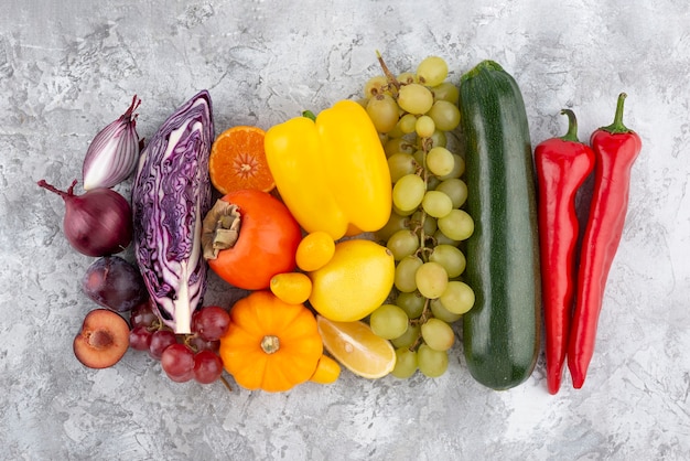 Photo gratuite vue de dessus d'arrangement de fruits et légumes