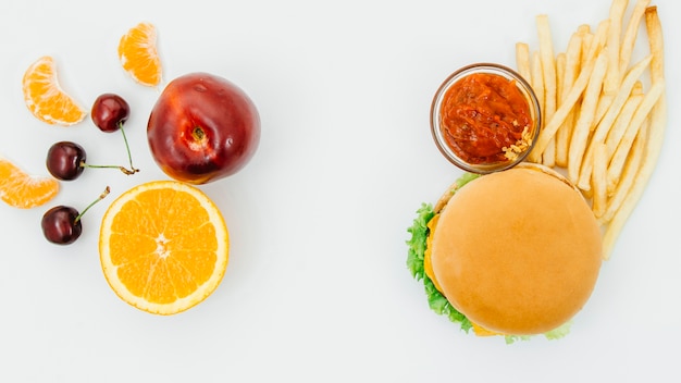 Photo gratuite vue de dessus burguer vs fruits