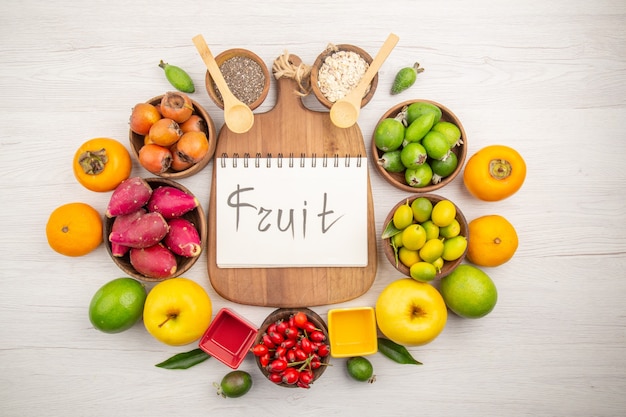 Vue de dessus composition de fruits frais sur fond blanc