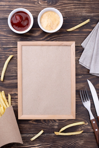 Photo gratuite vue de dessus à côté du hamburger et des frites