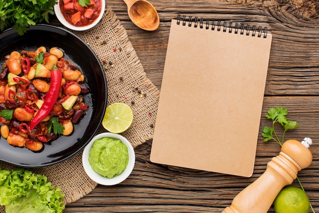 Photo gratuite vue de dessus de la cuisine mexicaine avec guacamole