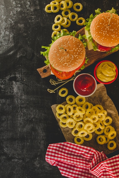 Photo gratuite vue de dessus de délicieux hamburgers et anneaux d'oignons frits