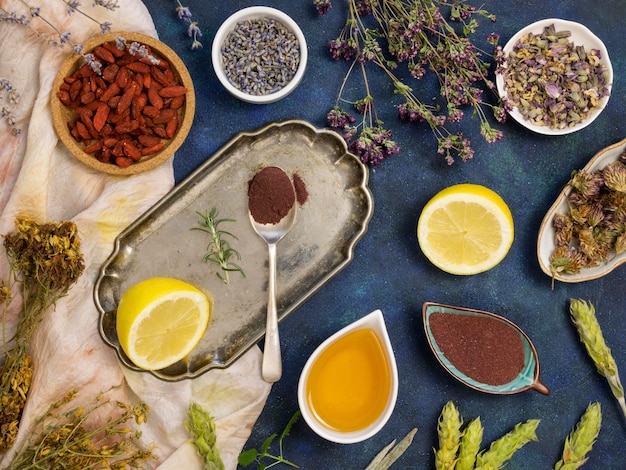 Photo gratuit vue de dessus des épices et herbes médicinales naturelles