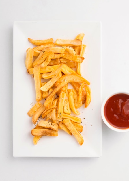 Photo gratuite vue de dessus des frites sur assiette avec sauce ketchup