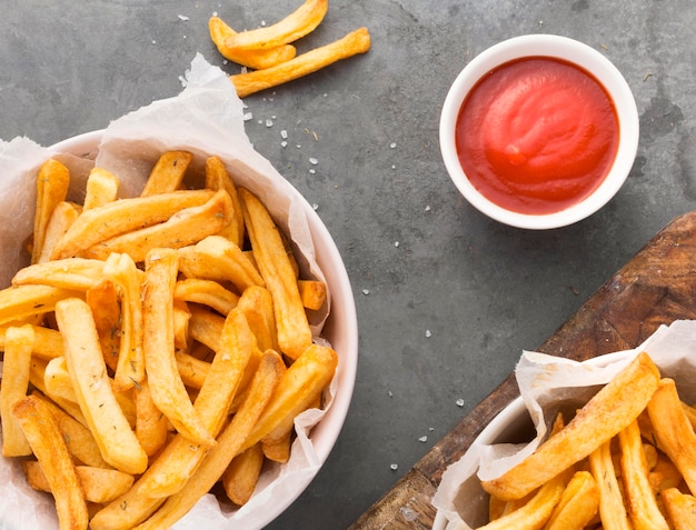 Photo gratuite vue de dessus des frites dans un bol avec sauce ketchup