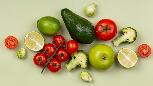 Photo gratuite vue de dessus fruits et légumes frais