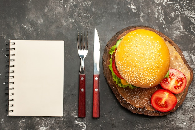 Photo gratuite vue de dessus hamburger à la viande avec des légumes et du fromage sur un sandwich de restauration rapide