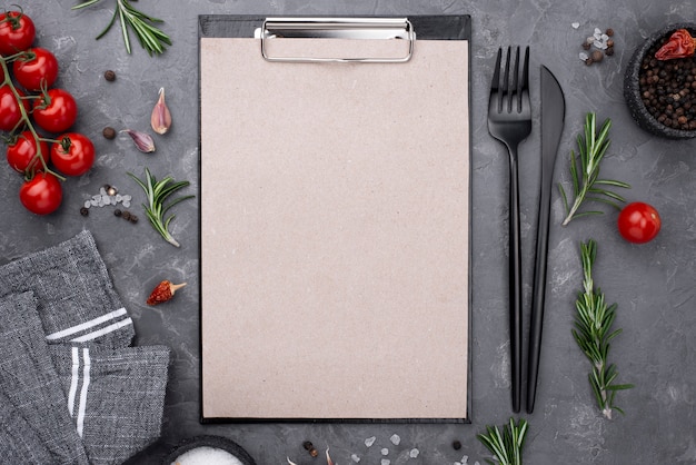 Photo gratuite vue de dessus des légumes frais à côté du presse-papiers