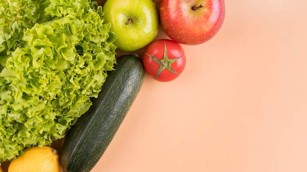 Photo gratuite vue de dessus des légumes et des fruits avec copie-espace