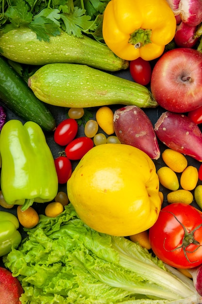 Photo gratuite vue de dessus légumes et fruits courgettes poivrons tomates cerises cumcuat pomme coing laitue concombre