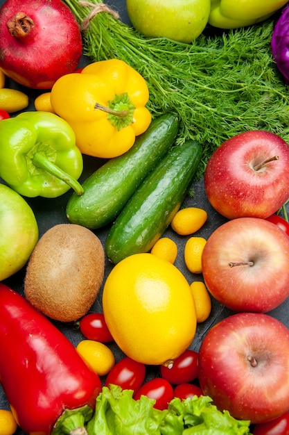 Photo gratuite vue de dessus légumes et fruits tomates cerises pommes cumcuat aneth laitue poivrons kiwi concombres citron grenade