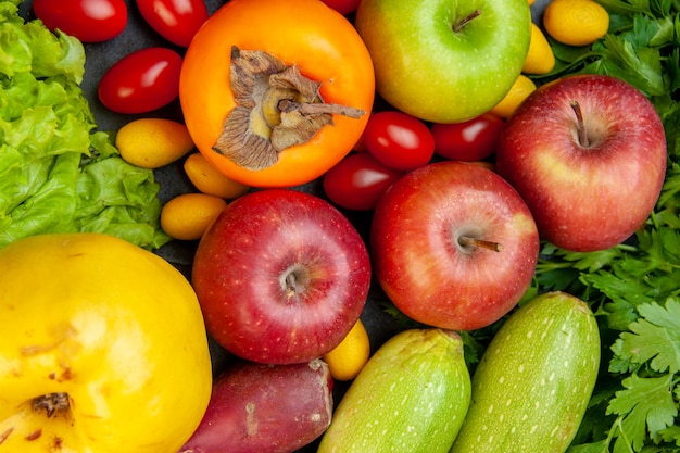 Photo gratuite vue de dessus légumes et fruits tomates cerises pommes cumcuat laitue coing persimmon persim courgettes courgettes