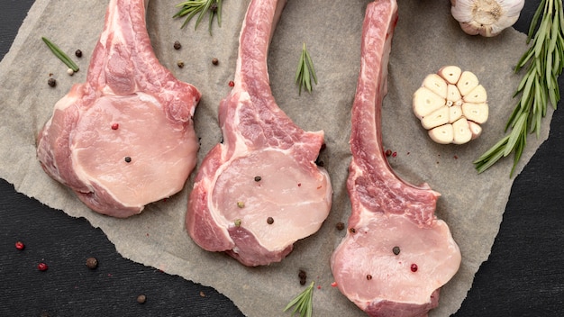 Photo gratuite vue de dessus de la viande crue sur du papier sulfurisé