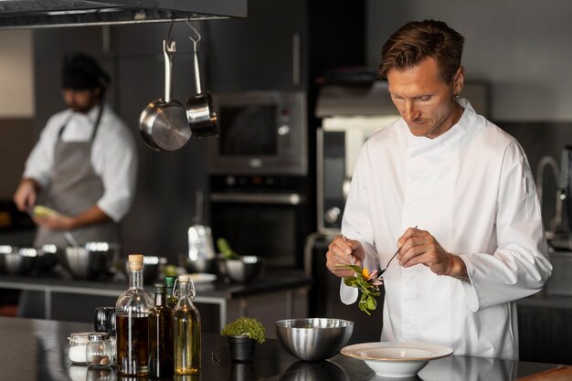 Vue du chef travaillant dans la cuisine