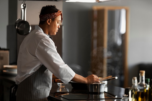 Vue du chef travaillant dans la cuisine