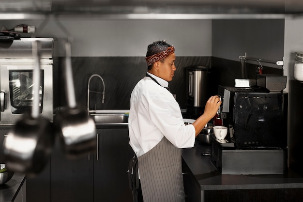 Vue du chef travaillant dans la cuisine