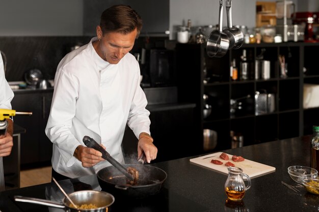 Vue du chef travaillant dans la cuisine