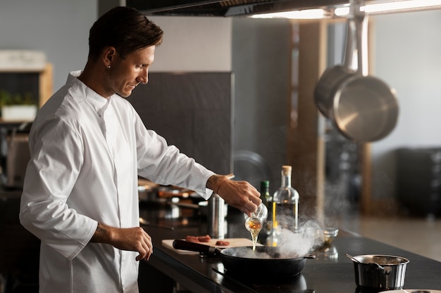 Vue du chef travaillant dans la cuisine