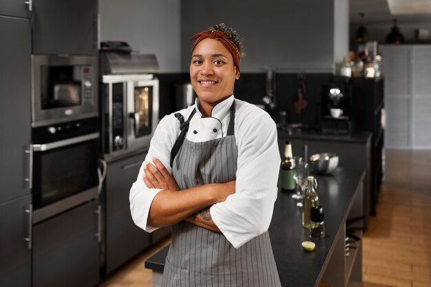 Vue du chef travaillant dans la cuisine