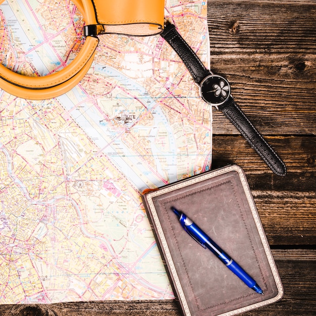 Photo gratuite vue élevée des accessoires de voyage sur contreplaqué en bois