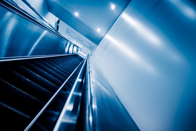 Photo gratuite vue d'escalier dans une station de métro