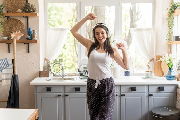 Photo gratuite vue de face belle femme écoutant de la musique