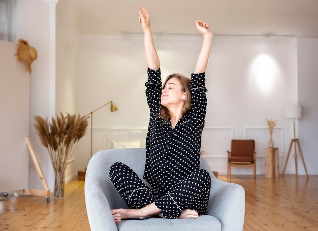 Photo gratuite vue de face de la belle femme se détendre à la maison