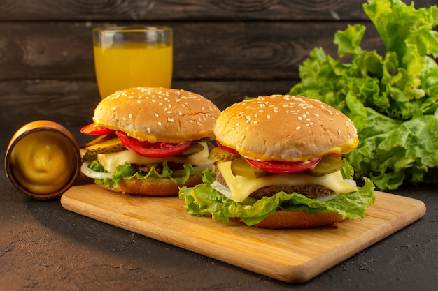 Photo gratuite une vue de face burger de poulet avec jus de fromage et salade verte sur le bureau en bois et sandwich repas de restauration rapide