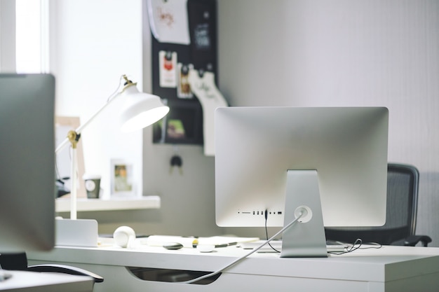 Photo gratuite vue de face du lieu de travail confortable au bureau