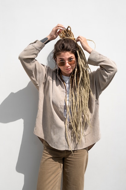 Photo gratuit vue de face femme posant avec des dreadlocks afro